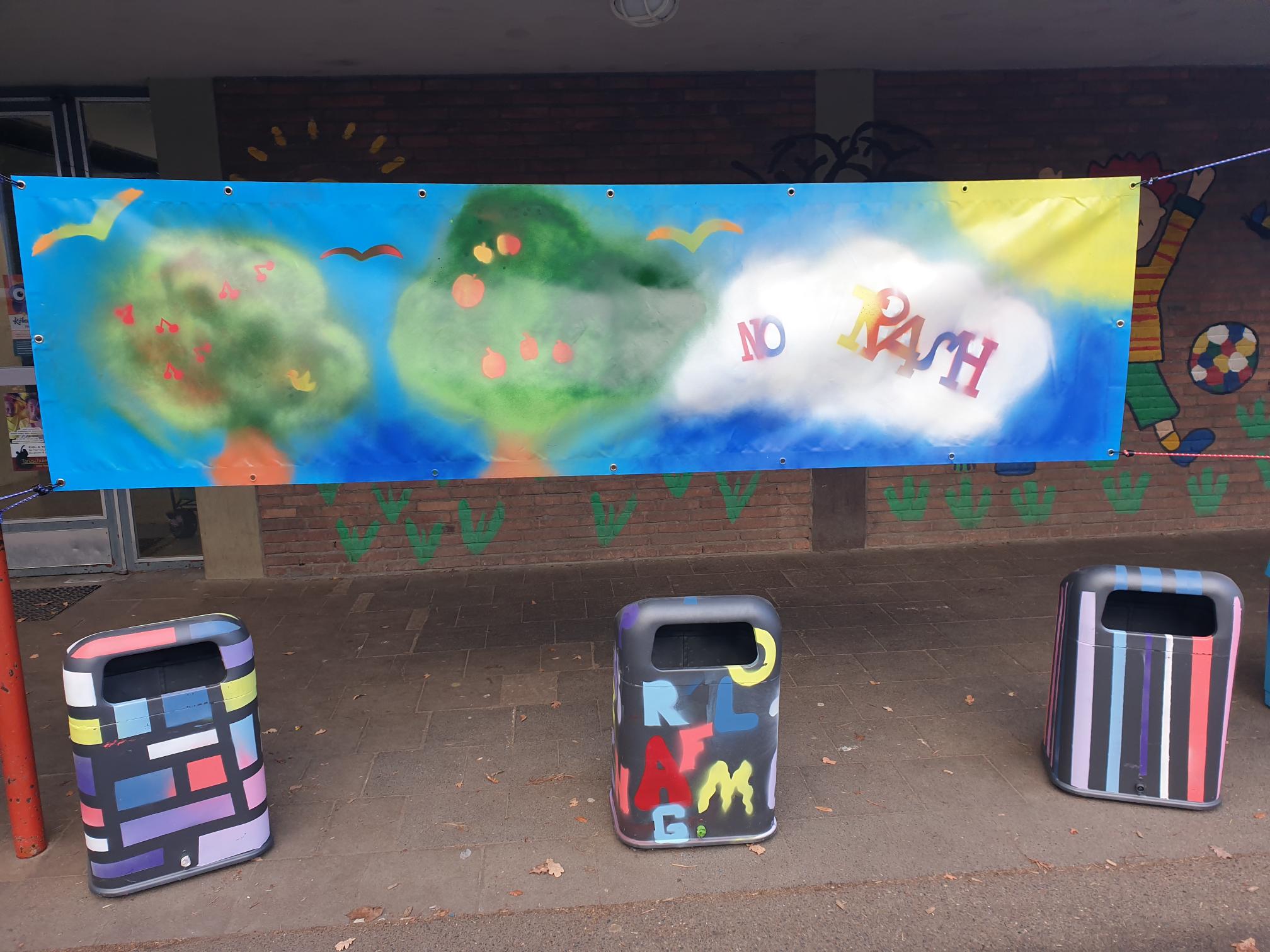 Banner und gestaltete Mülleimer für den Schulhof
